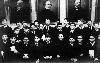 19 декабря 1971. После сдачи экзамена «Посвящение в профессию». В руках у учеников книга «Современные дирижёры». Верхний ряд: А. А. Титов, М. В. Вознесенский, С. М. Карпеев, Е. Е. Гришмановский, А. М. Савельев, О. В. Долгополов, А. Б. Пинхасович, К. И. Шитенков, А. П. Емелин, Ю. Г. Гурбо, И. В. Панков, И. О. Васильев, М. А. Гришин, Е. Н. Кочерегин, В. А. Котов, О. Ю. Петрашунас.Нижний ряд: В. В. Панченко, А. И. Карельштайн, А. И. Степанов, А. В. Платонов, С. Ю. Финогеев, И. П. Ваганова, К. В. Ефимов, К. И. Дюбенко, В. А. Климчинский, А. А. Григорьев (виден частично).